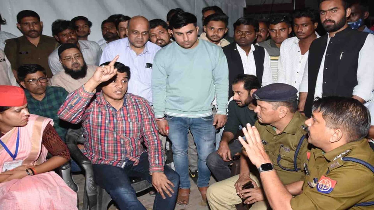 Kanpur: Lawyer reached the counting place, uproar