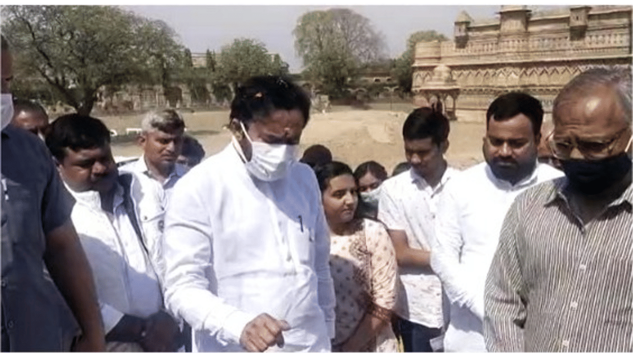 The Union Tourism Minister, who came to see the historic fort of Gwalior, got angry on the officials after seeing the mess.