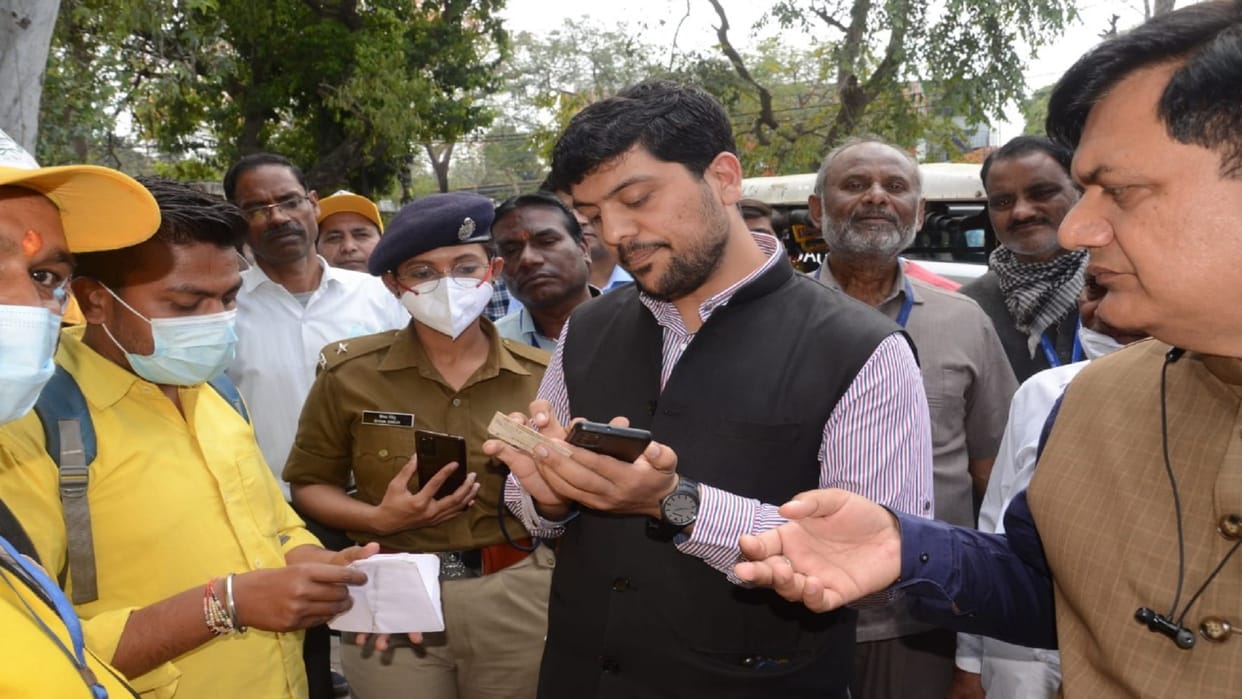 Administration raids RTO office turmoil among brokers 129 people interrogated nine suspects sent to police station
