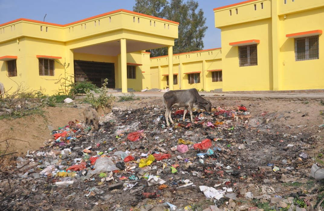 Bio medical waste being thrown in the open