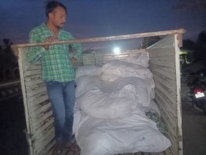 मूरतगंज कस्बे में पकड़ी गई अवैध गुटखा और सर्फ एक्सेल साबुन व सिगरेट लदी पिकप