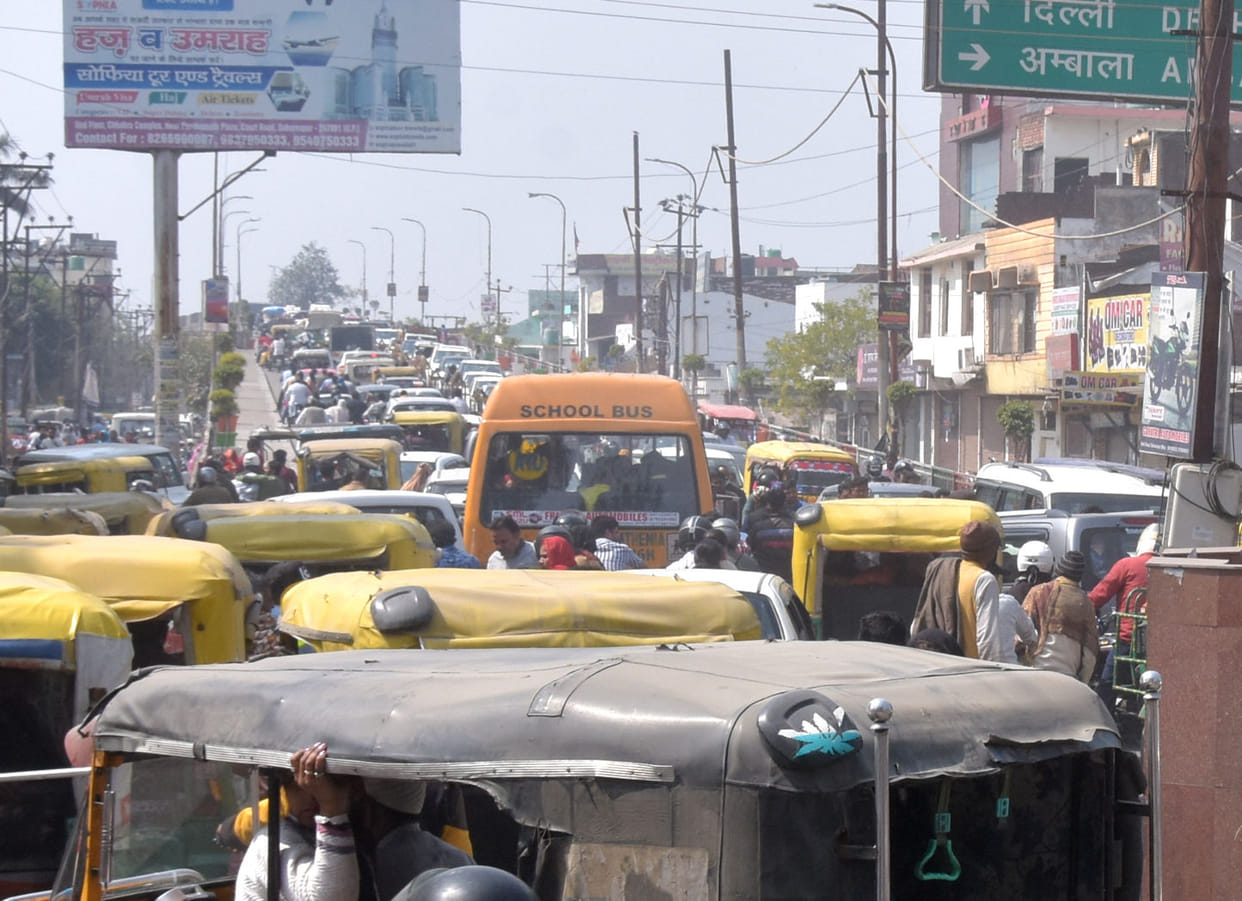 The city struggled with traffic jam in the trial of traffic signals