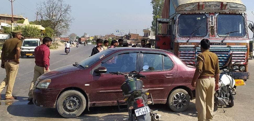 fathepur news,Truck hit car, youth injured