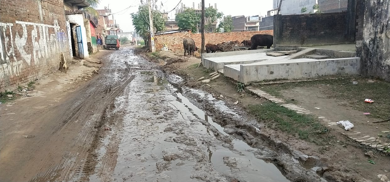 Water logging on the road of Nagar Panchayat, trouble for polling parties