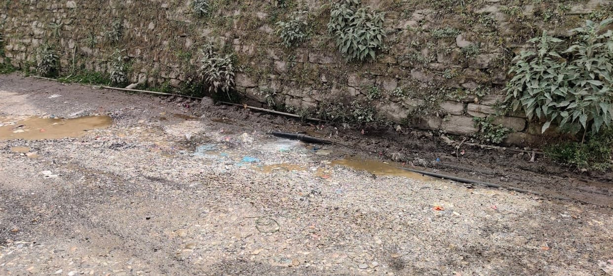 Roads are wet in Bedinag, people are drying up
