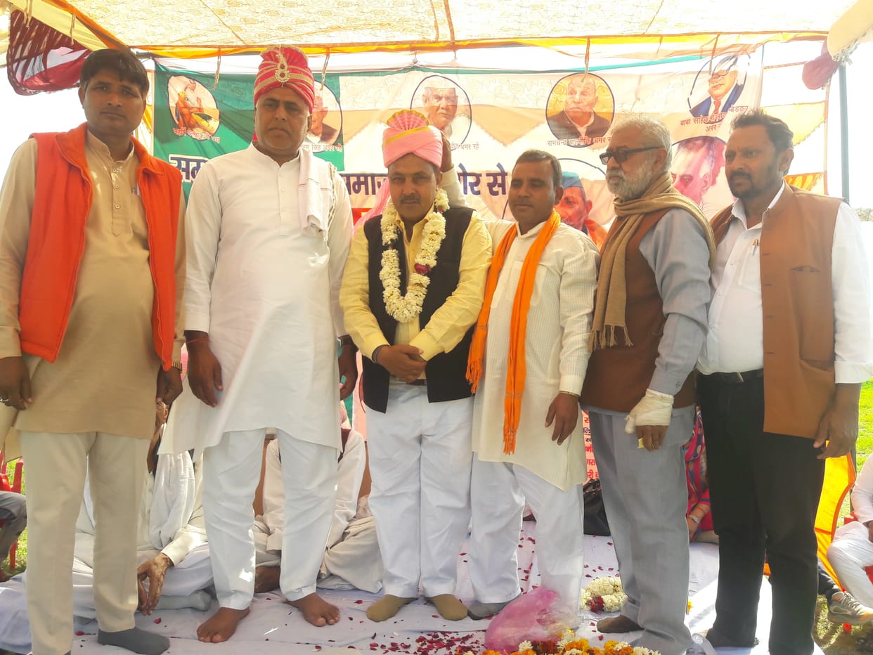 Subhash Valmiki honored by wearing a turban