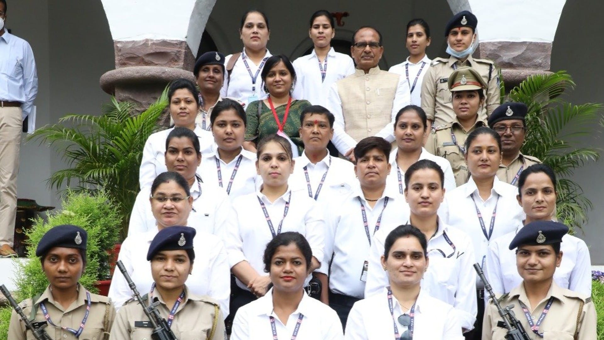 International Women's Day: Chief Minister Shivraj Singh Chouhan handed over vehicles to 100 women police personnel