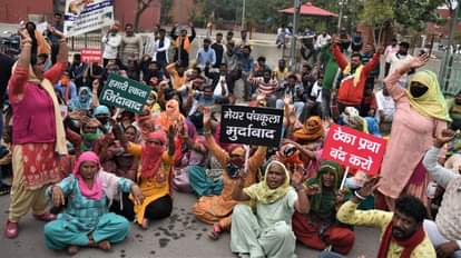 Demonstration outside Sector 14 Kisan Bhavan, sloganeering fiercely