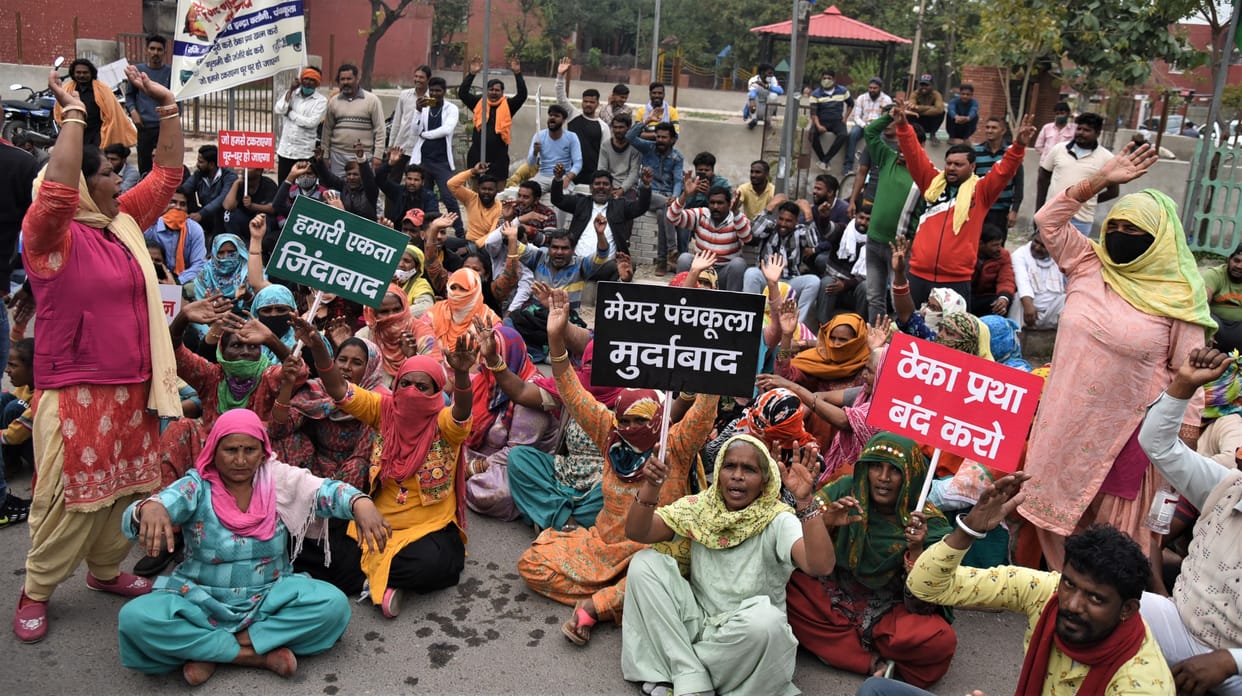 Demonstration outside Sector 14 Kisan Bhavan, sloganeering fiercely