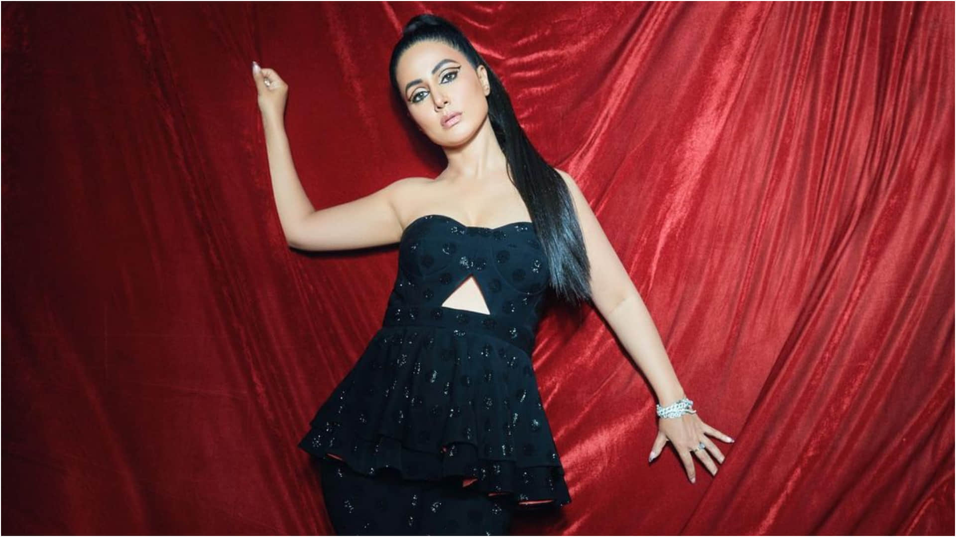 hina khan in black strapless bustier top for ita award look stunning
