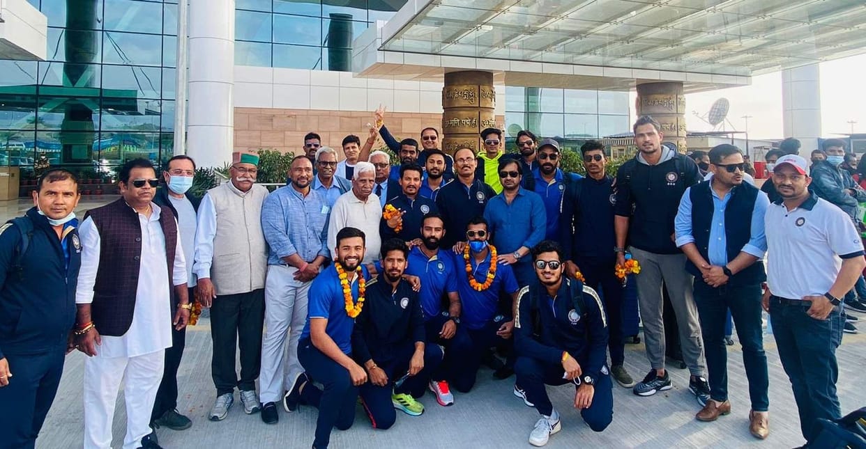 After reaching the quarter finals, the cricket team that returned to Uttarakhand received a grand welcome at the airport.