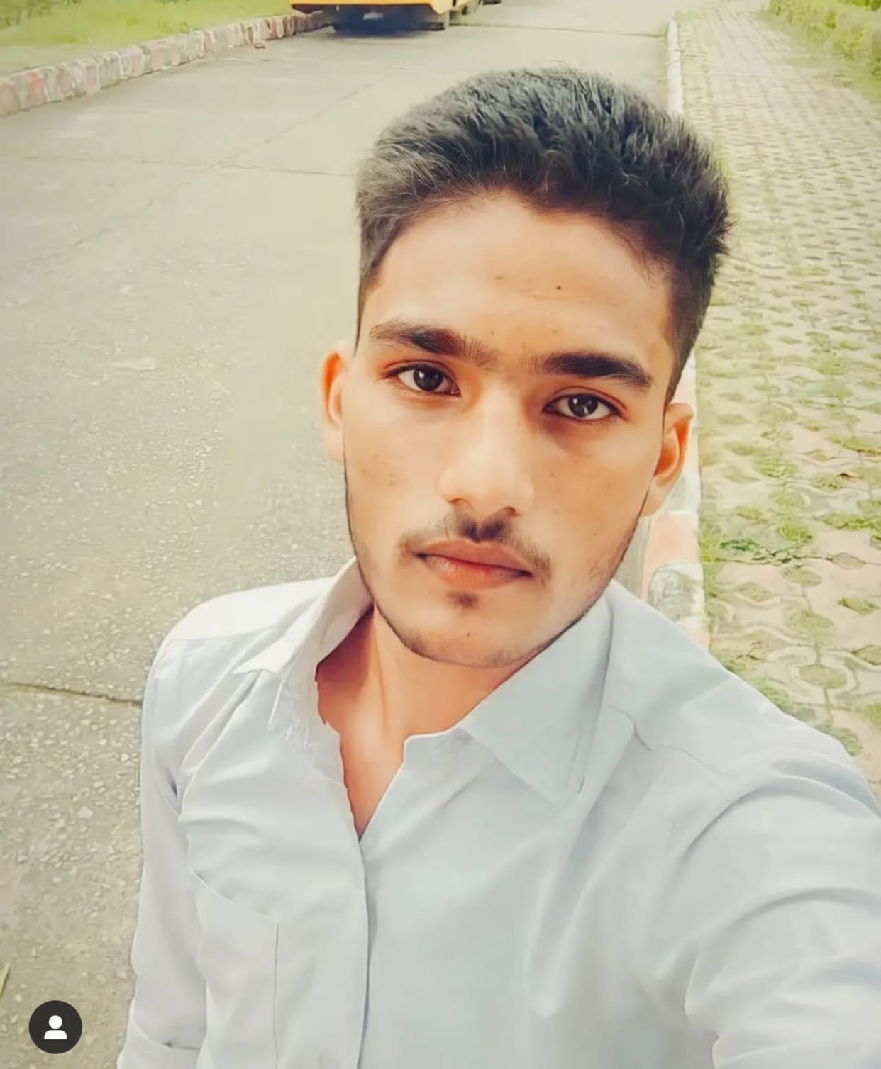 A young man running on the road was hit by a truck