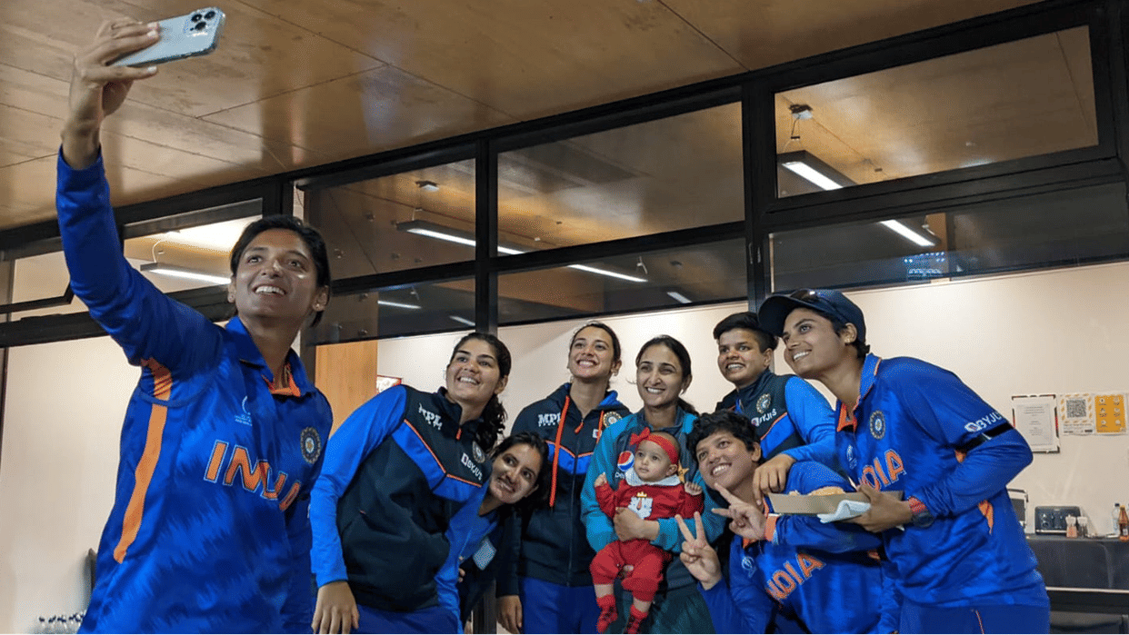 Women's Day 2022 Women World Cup 2022 Indian Players Spend Joyful Time With Pakistan Captain Daughter Fatima