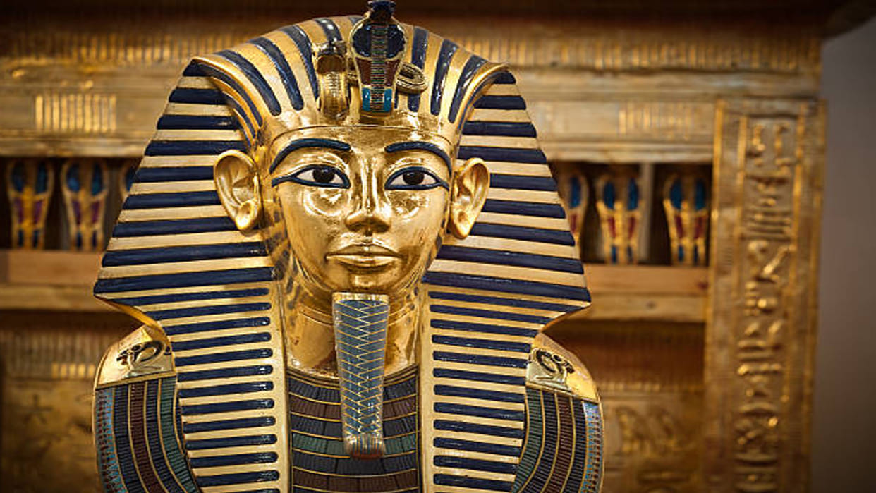 King Tut's 'dagger from outer space' may have been a alien gift from abroad