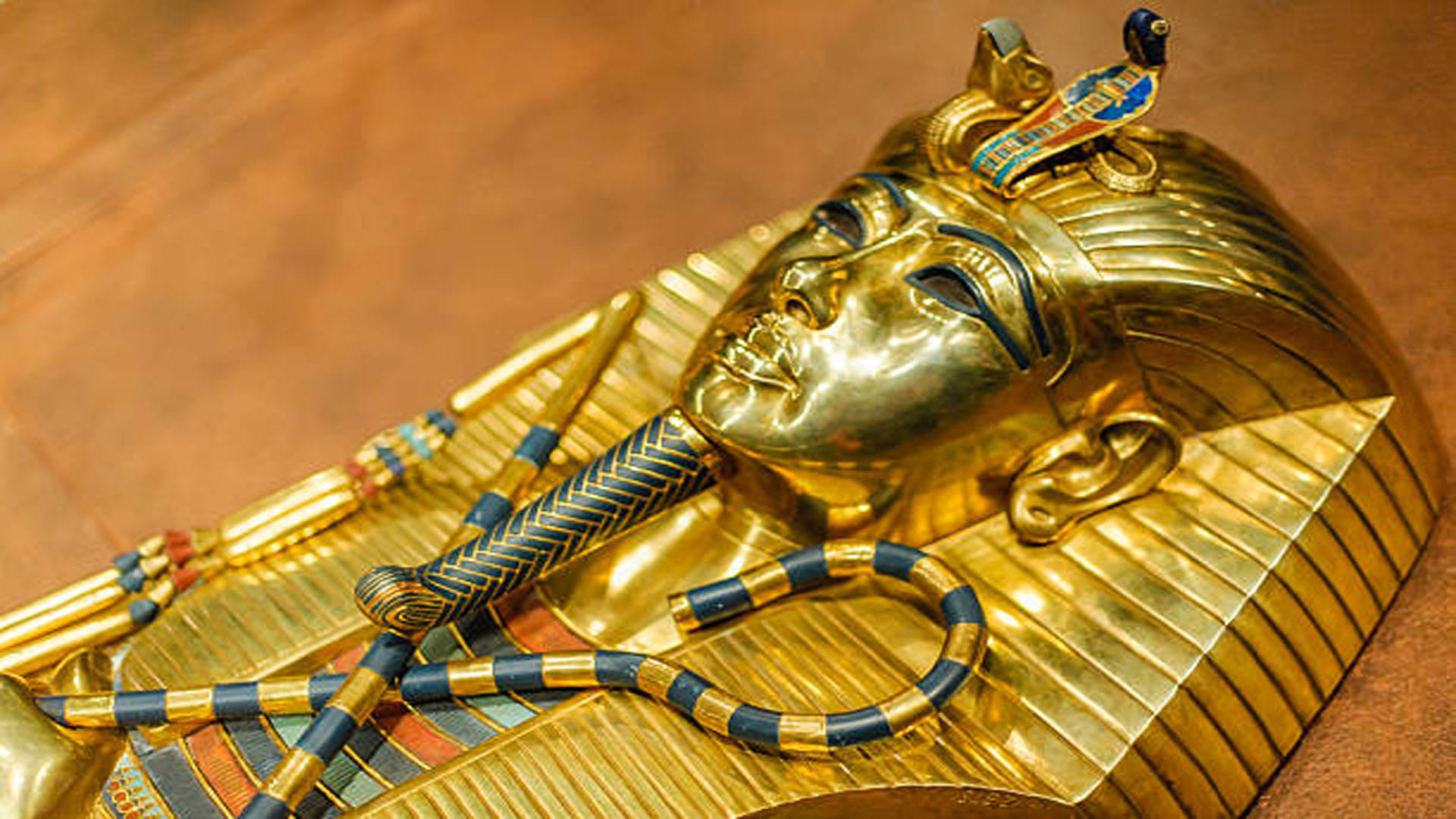 King Tut's 'dagger from outer space' may have been a alien gift from abroad