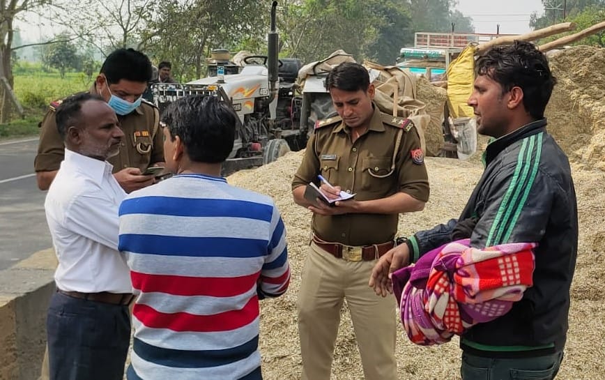 Tractor-trolley full of straw climbed on the divider, the driver died in the accident, five injured
