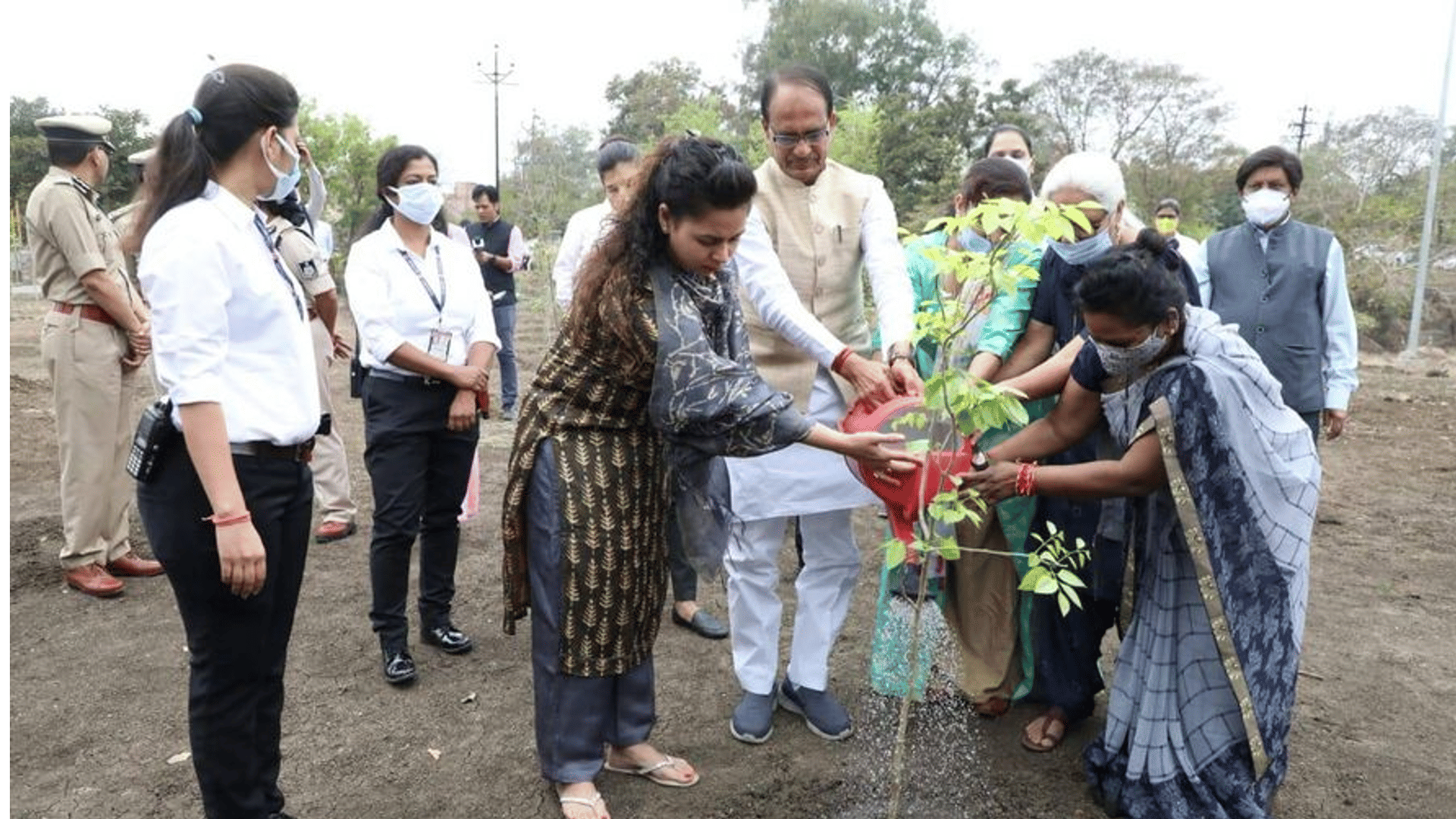 International Women's Day: Chief Minister Shivraj Singh Chouhan handed over vehicles to 100 women police personnel