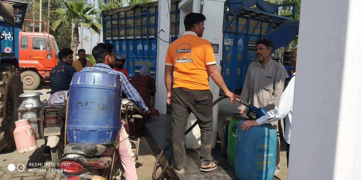 Oil demand increased, crowd gathered at petrol pumps