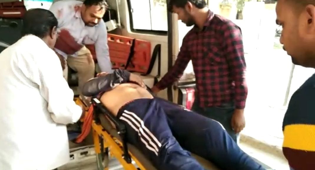 The young man first cut his hand with a knife and then shot him in the chest