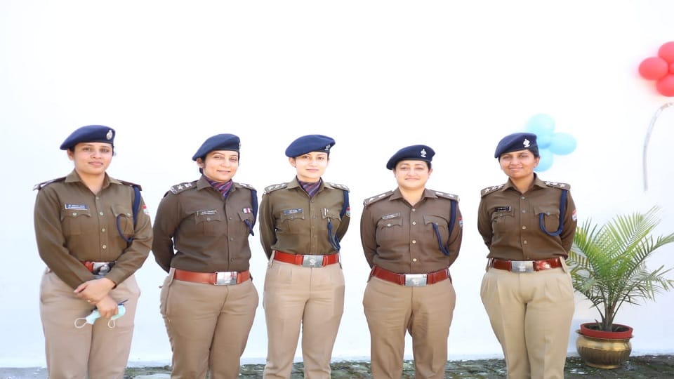 women day lady police personnel handling law and order from city to dehat in dehradun