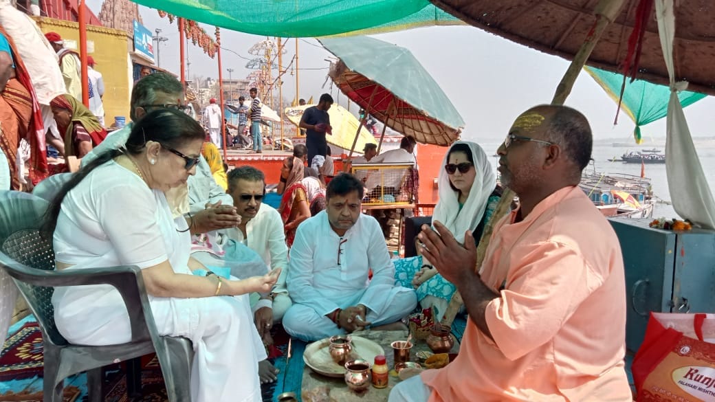 Swara Kokila Bharat Ratna Lata Mangeshkar ashes immersed in ganga of varanasi emotional moment among family