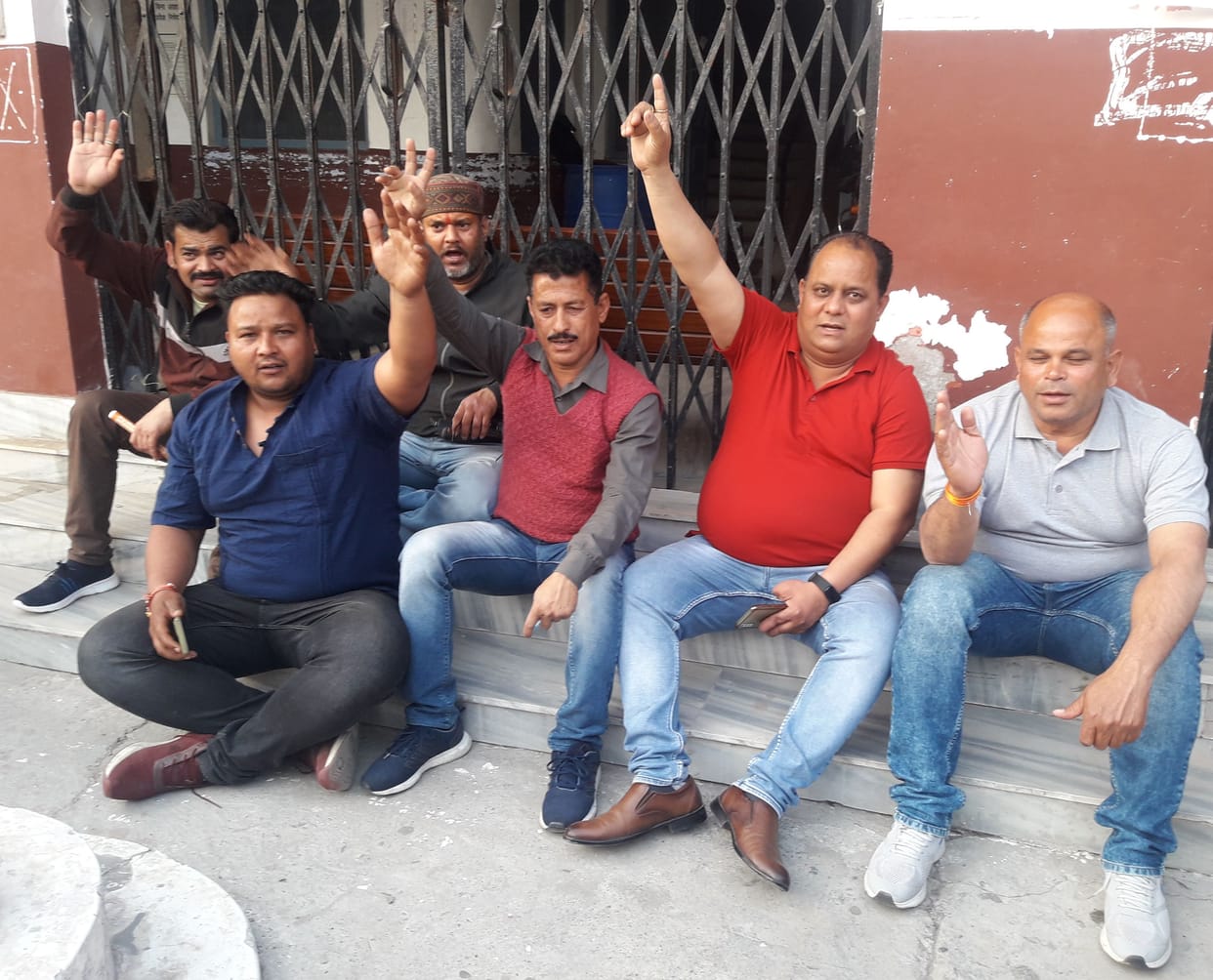 Demonstration of BJP councilors for not getting street lights
