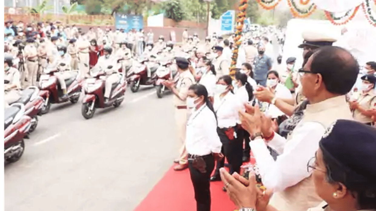 International Women's Day: Chief Minister Shivraj Singh Chouhan handed over vehicles to 100 women police personnel