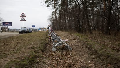 Bombing continues in Ukraine : Deadbodies on road and burnt houses, preparations to run government in exile from Poland amid fierce conflict With Russia