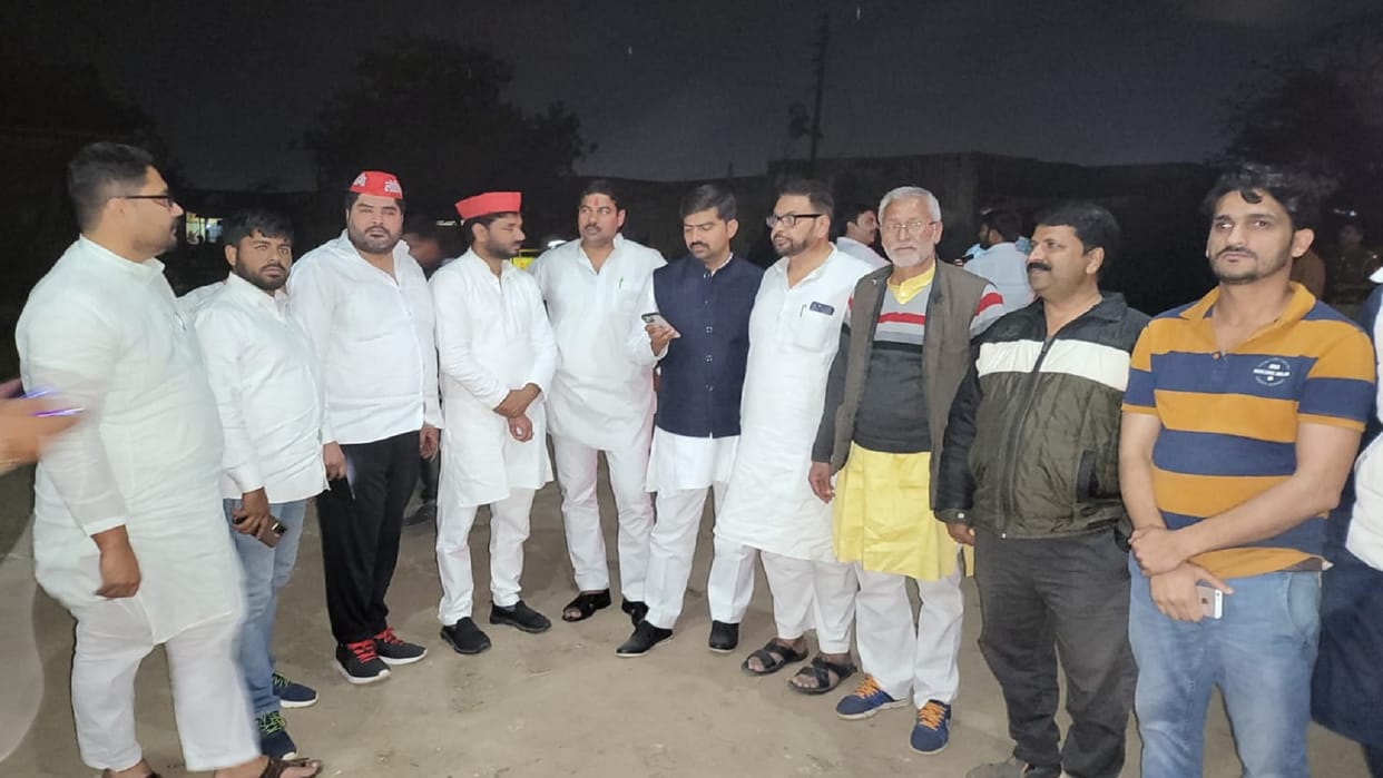 Ruckus of SP workers alleging EVM disturbances in Bulandshahr