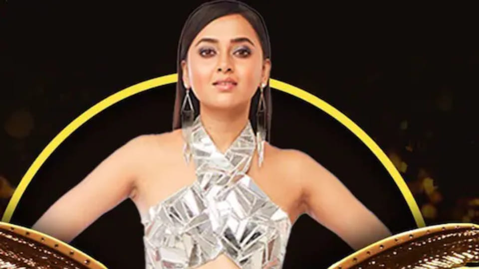 tejasswi prakash bold sizzling photoshoot in deep neckline black shimmery gown