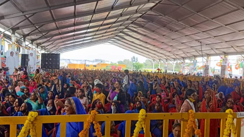 Dewas: Keys of nutrition plant handed over to women, CM said - Industrial park will be built in Indore Bhopal, Mahila Udyam Shakti Yojana will be implemented
