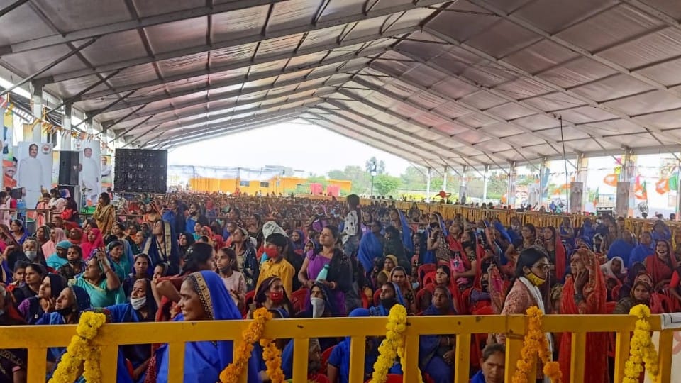 Dewas: Keys of nutrition plant handed over to women, CM said - Industrial park will be built in Indore Bhopal, Mahila Udyam Shakti Yojana will be implemented