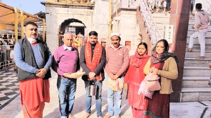 परिवार ने ज्वाला देवी पहुंचकर दिव्य ज्योतियों के दर्शन किए।