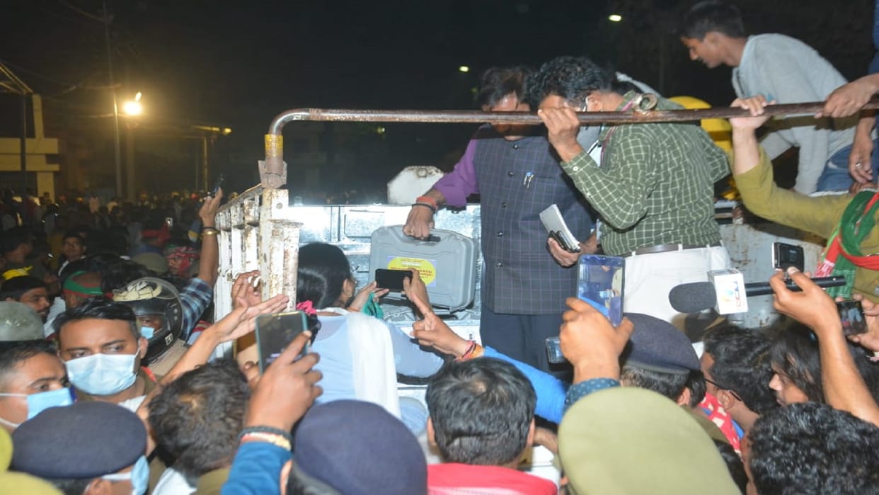 Ruckus of SP workers regarding EVM security in varanasi