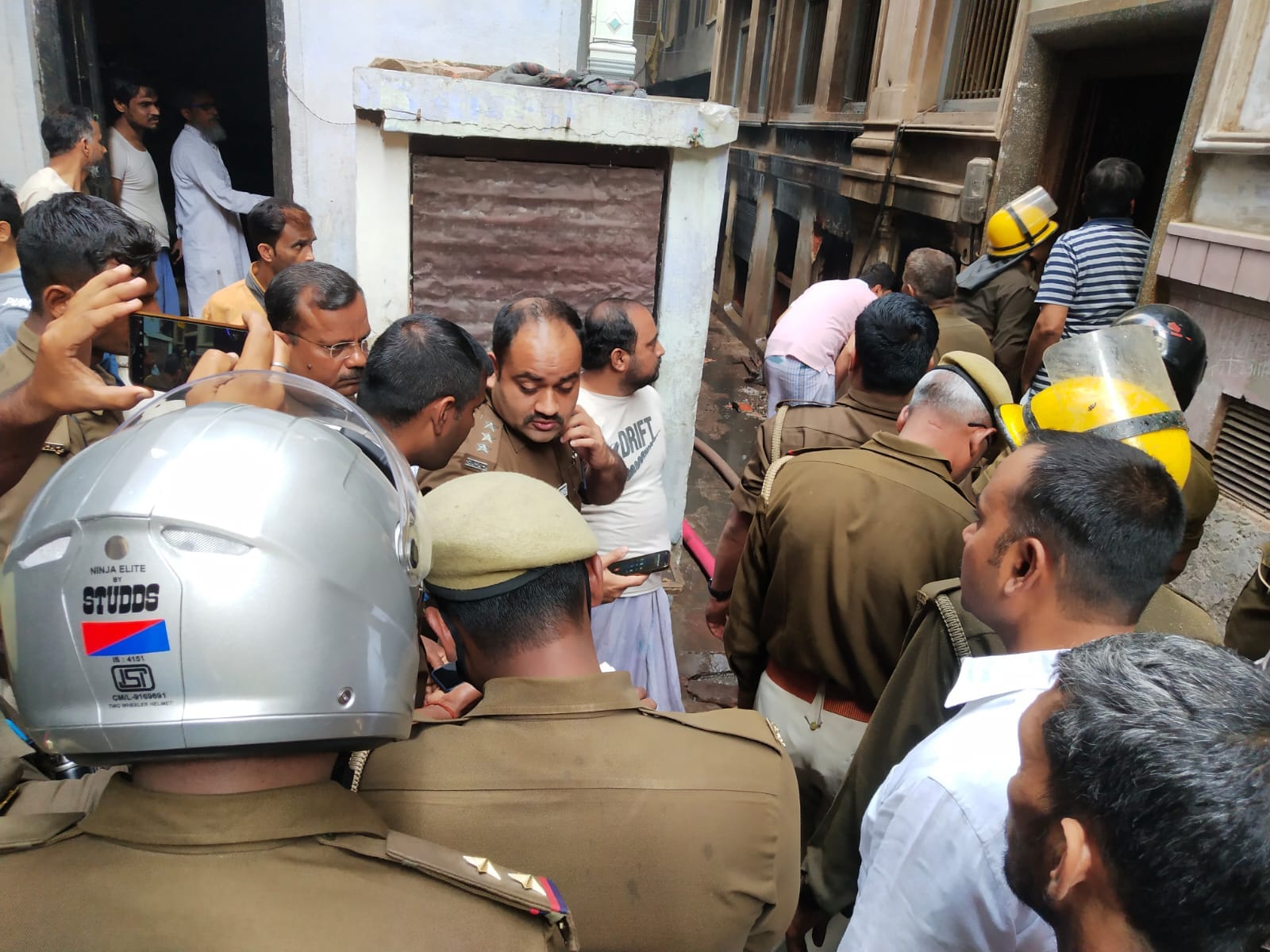 Fire Broke out in Saree polish factory in varanasi Black smoke and flames  eyewitnesses told horrifying scene
