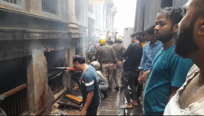 Fire Broke out in Saree polish factory in varanasi Black smoke and flames  eyewitnesses told horrifying scene