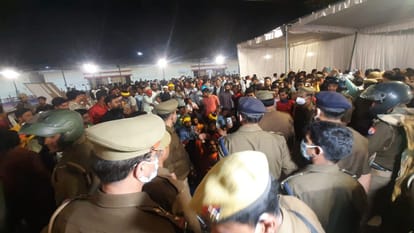 Ruckus of SP workers regarding EVM security in varanasi