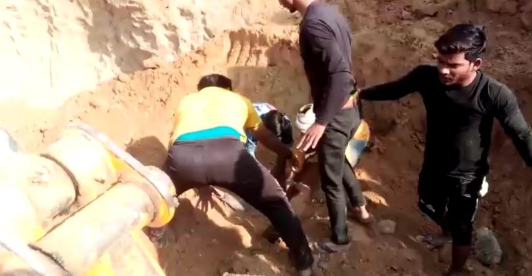 Worker dies due to earthen mound collapse, partner serious