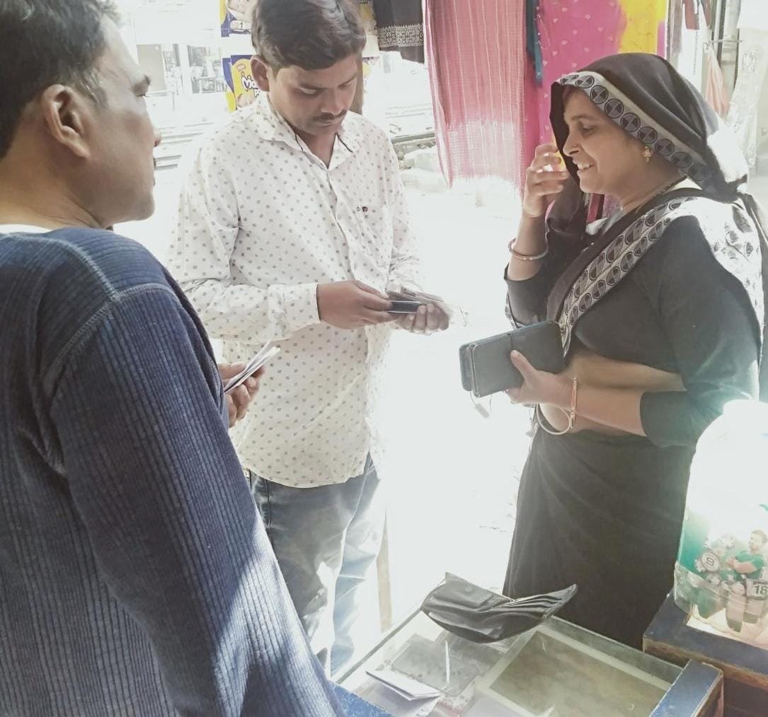 auraiya news,robbed a young man with a gun