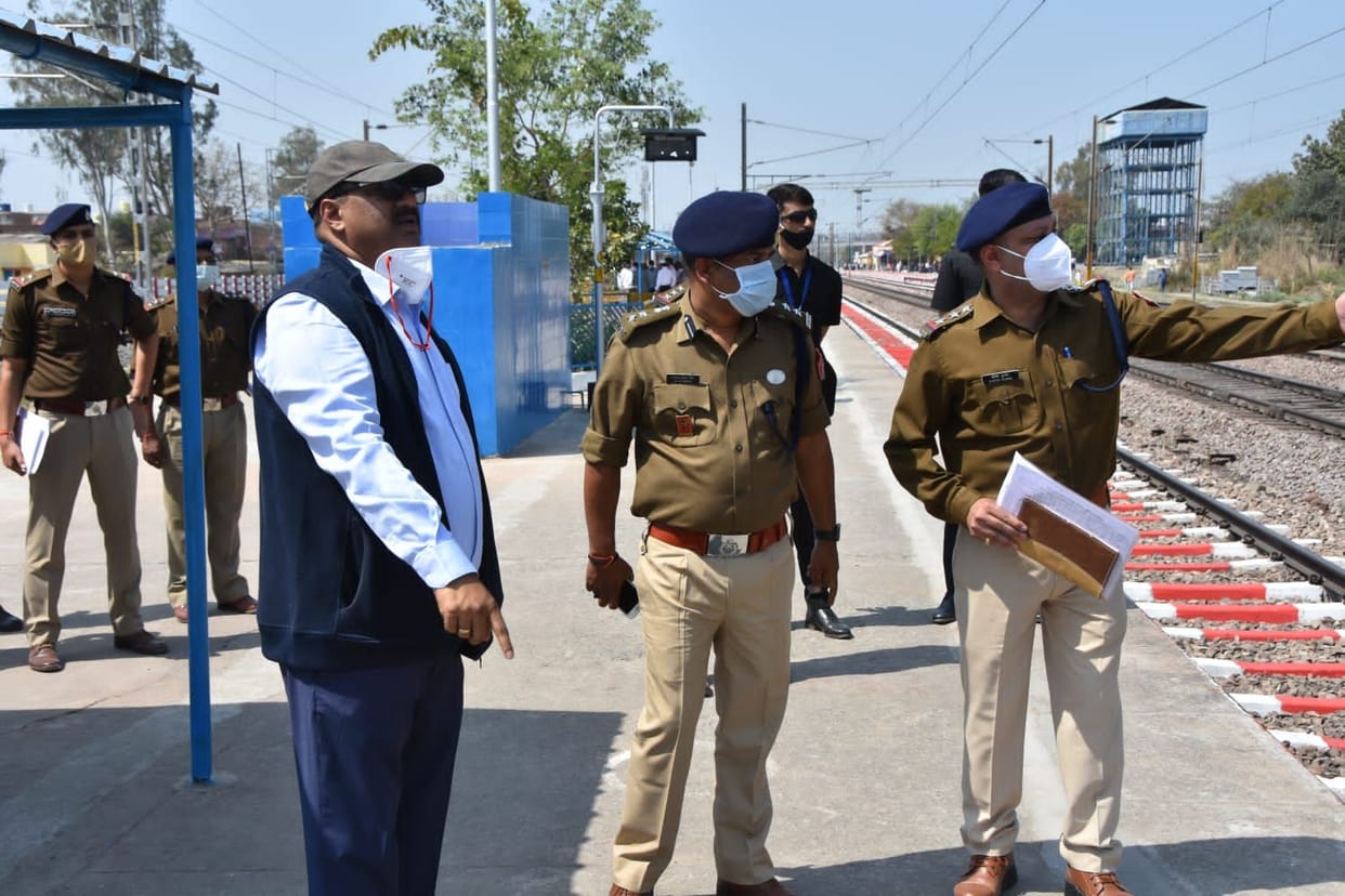 auraiya news,Principal Chief Security Commissioner inspected RPF police station