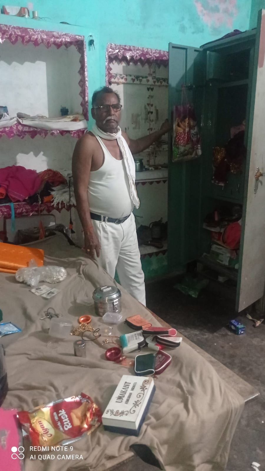 auraiya news,Lakhs stolen from retired teacher's house