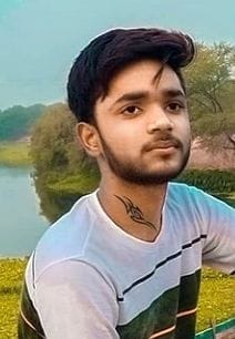 Bike collides with pole on highway, student dies