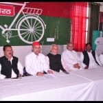 मेरठ में बैठक करते सपा नेता