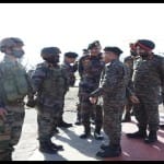 एलओसी पर जवानों से मिले उत्तरी सेना के कमांडर लेफ्टिनेंट जनरल उपेंद्र द्विवेदी