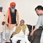 हरियाणा के हिसार में मेघालय के राज्यपाल सत्यपाल मलिक का स्वागत करते हुए।
