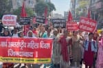 जुलूस निकालतीं समतामूलक महिला संगठन की सदस्य। संवाद