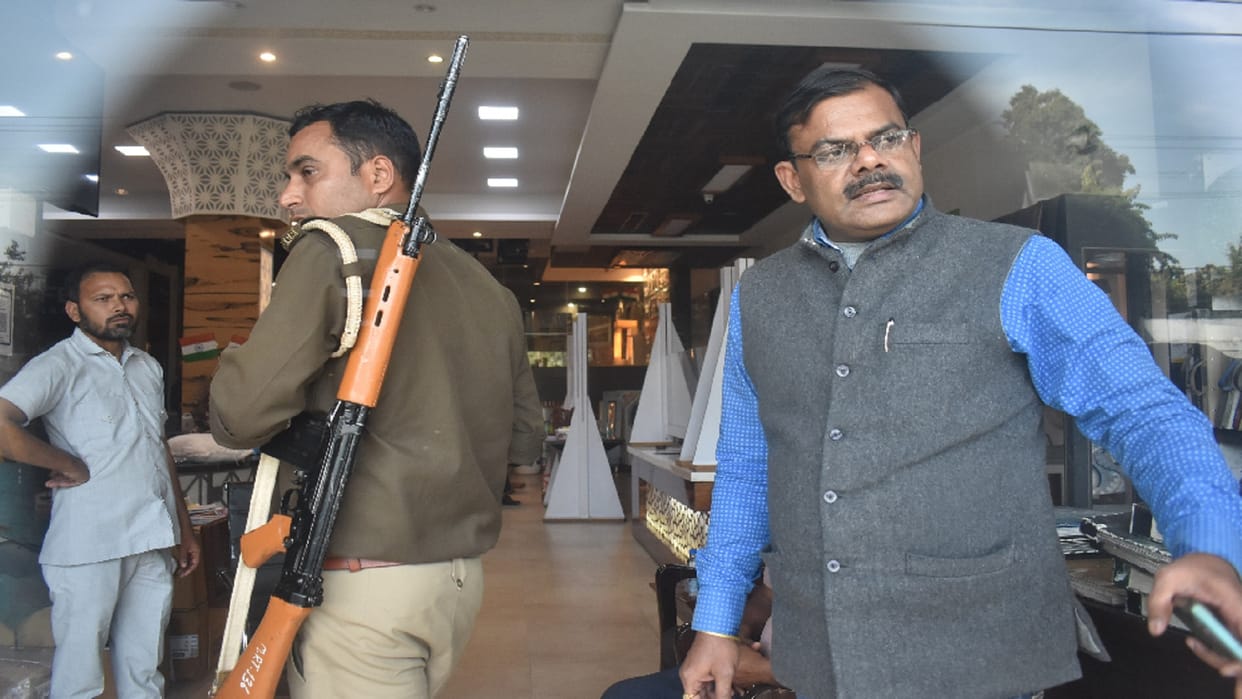 Income tax raid on 5 locations of Harish Plywood Industry in Meerut