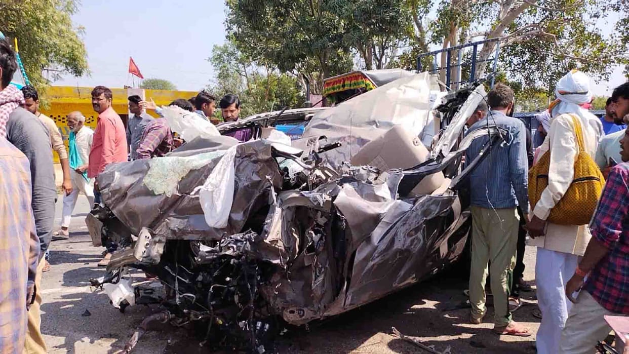 Big road accident in Etawah, six people died