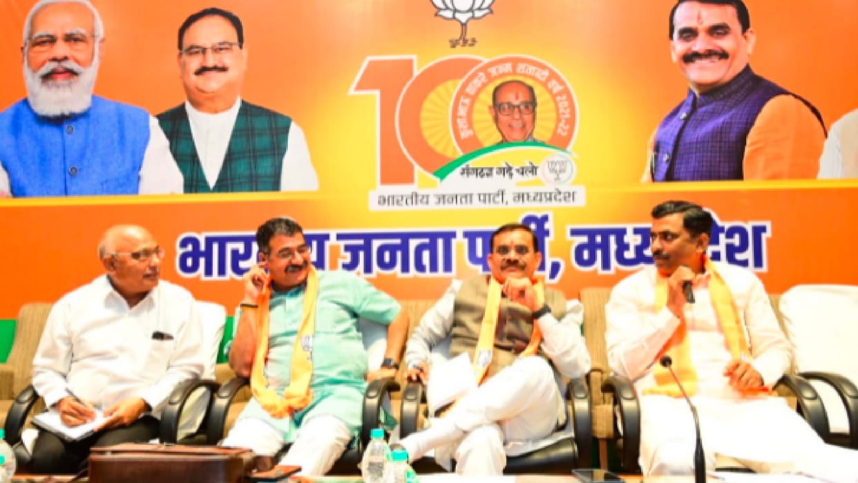 Bhopal: State in-charge and state president met the expansionists of Madhya Pradesh engaged in the Uttar Pradesh elections, thanked