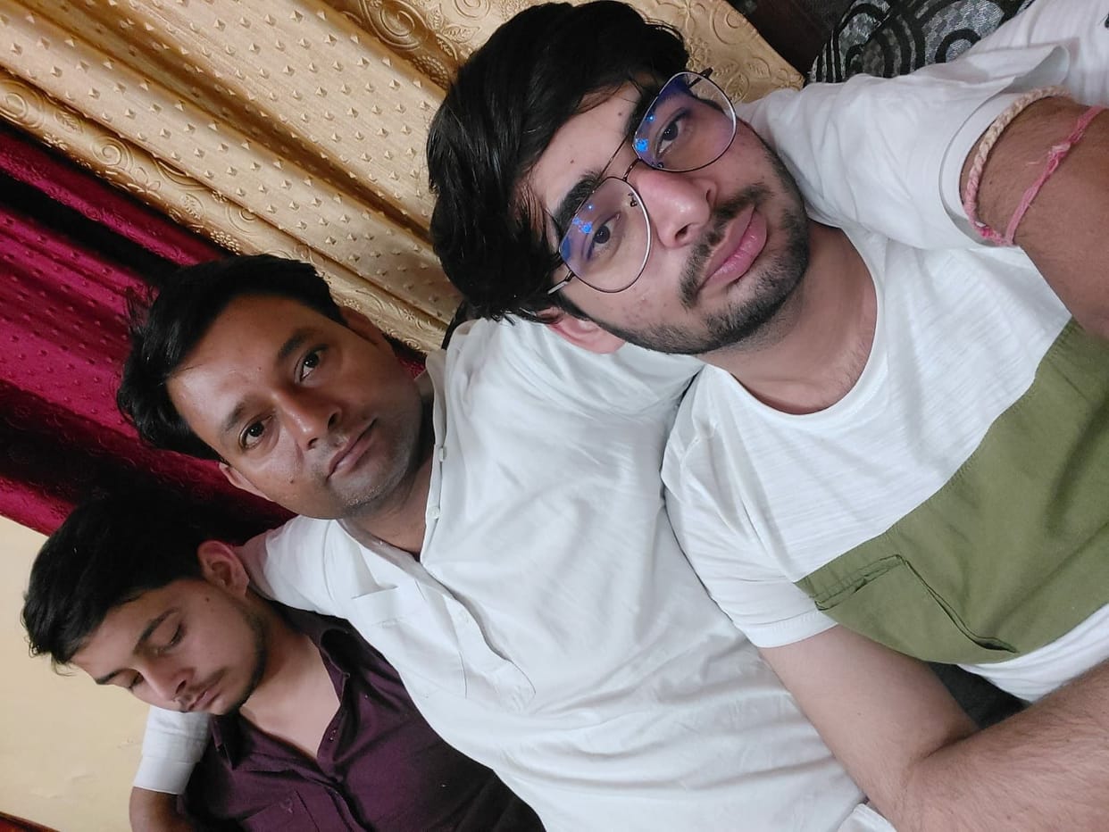 Hathras: Daksh started crying after hugging his aunt at the airport